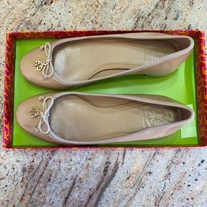 Tory Burch 30mm pump in good condition, soft patent calf, nude color.